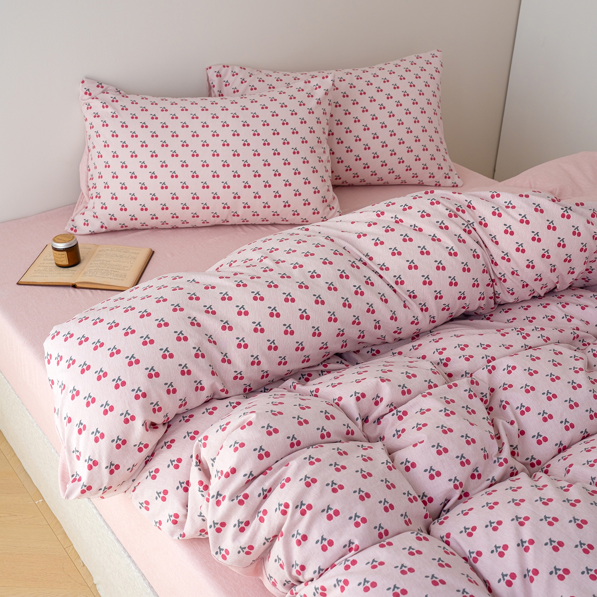 91家纺网 家纺一手货源 找家纺 竹合家纺 2025秋冬新款加厚磨毛色织暖绒系列针织四件套高克重 红樱桃