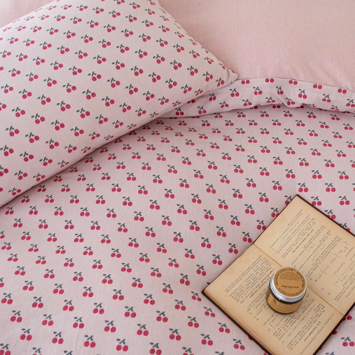 91家纺网 家纺一手货源 找家纺 竹合家纺 2025秋冬新款加厚磨毛色织暖绒系列针织四件套高克重 红樱桃