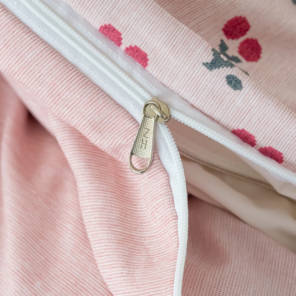 91家纺网 家纺一手货源 找家纺 竹合家纺 2025秋冬新款加厚磨毛色织暖绒系列针织四件套高克重 红樱桃