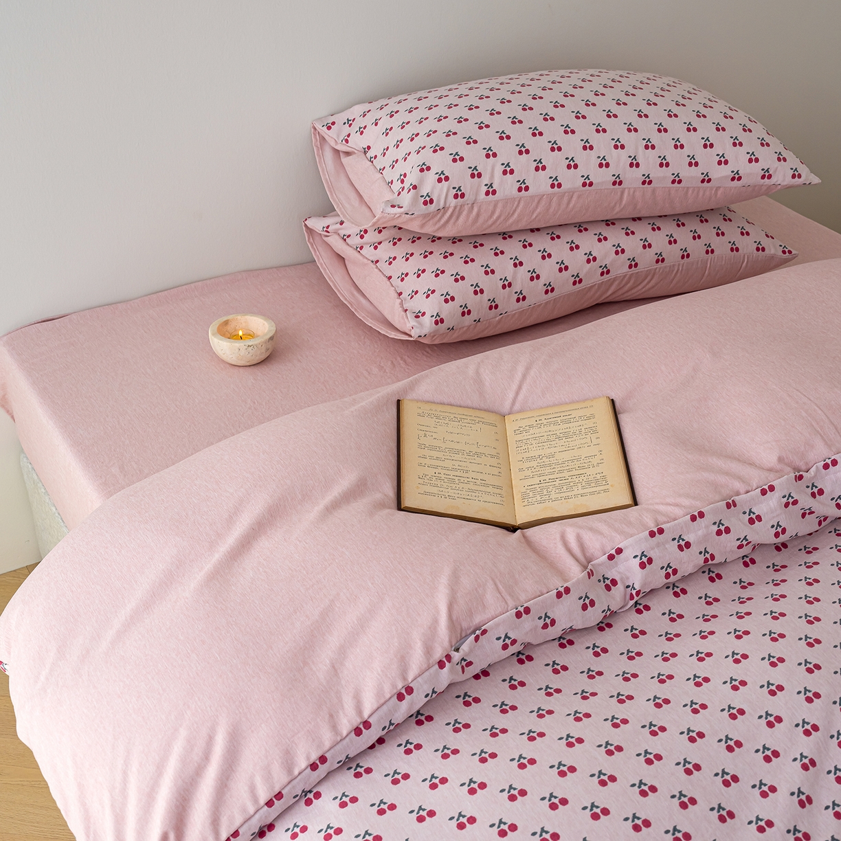 91家纺网 家纺一手货源 找家纺 竹合家纺 2025秋冬新款加厚磨毛色织暖绒系列针织四件套高克重 红樱桃