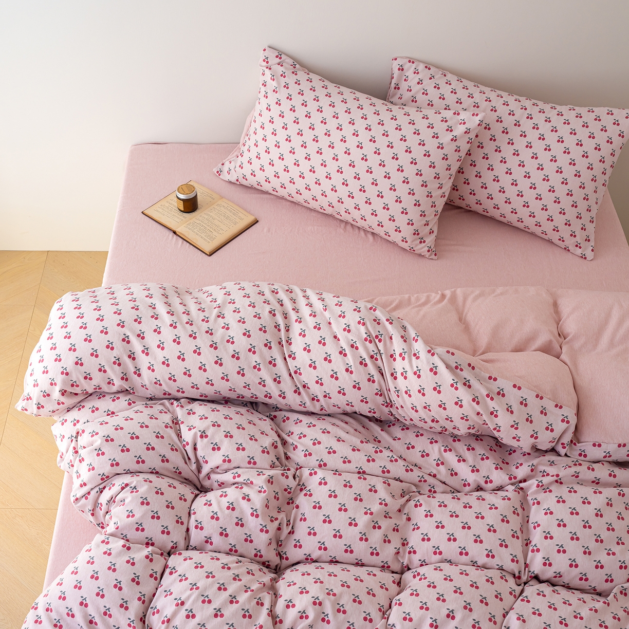 91家纺网 家纺一手货源 找家纺 竹合家纺 2025秋冬新款加厚磨毛色织暖绒系列针织四件套高克重 红樱桃