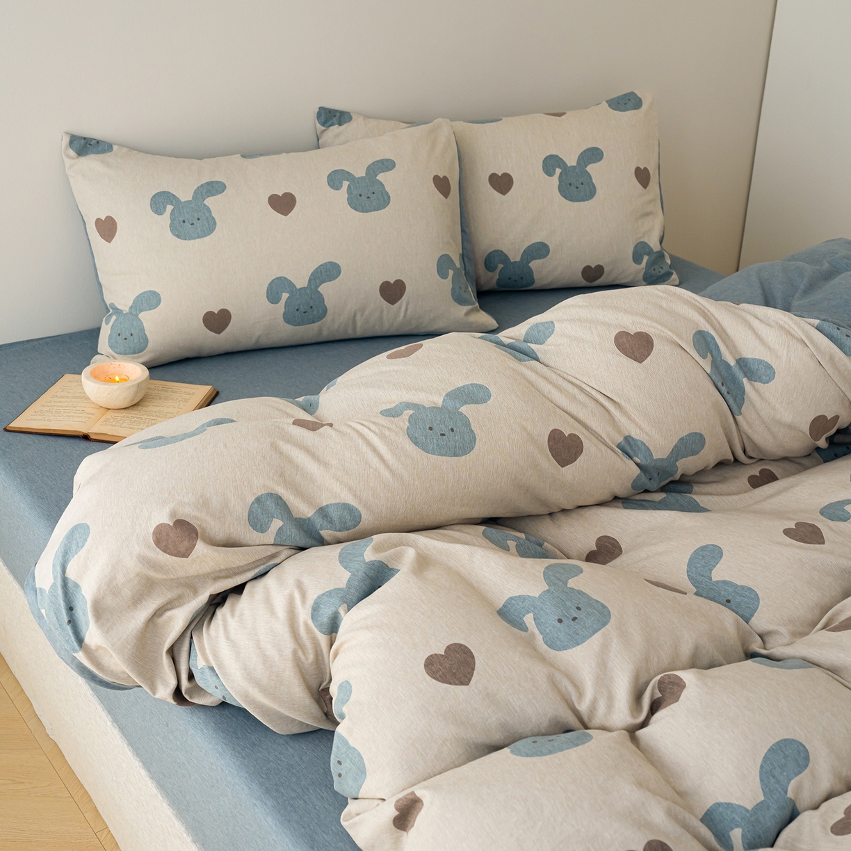 91家纺网 家纺一手货源 找家纺 竹合家纺 2025秋冬新款加厚磨毛色织暖绒系列针织四件套高克重 爱心蓝兔