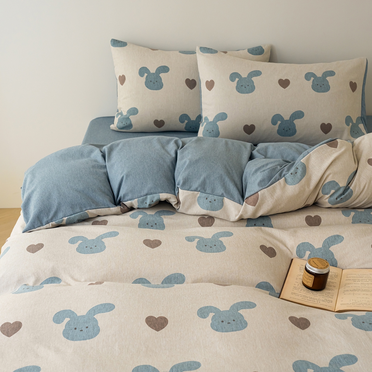 91家纺网 家纺一手货源 找家纺 竹合家纺 2025秋冬新款加厚磨毛色织暖绒系列针织四件套高克重 爱心蓝兔