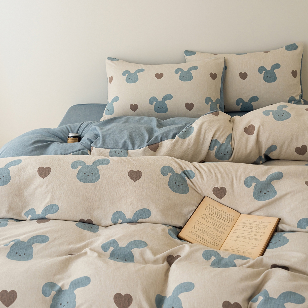 91家纺网 家纺一手货源 找家纺 竹合家纺 2025秋冬新款加厚磨毛色织暖绒系列针织四件套高克重 爱心蓝兔