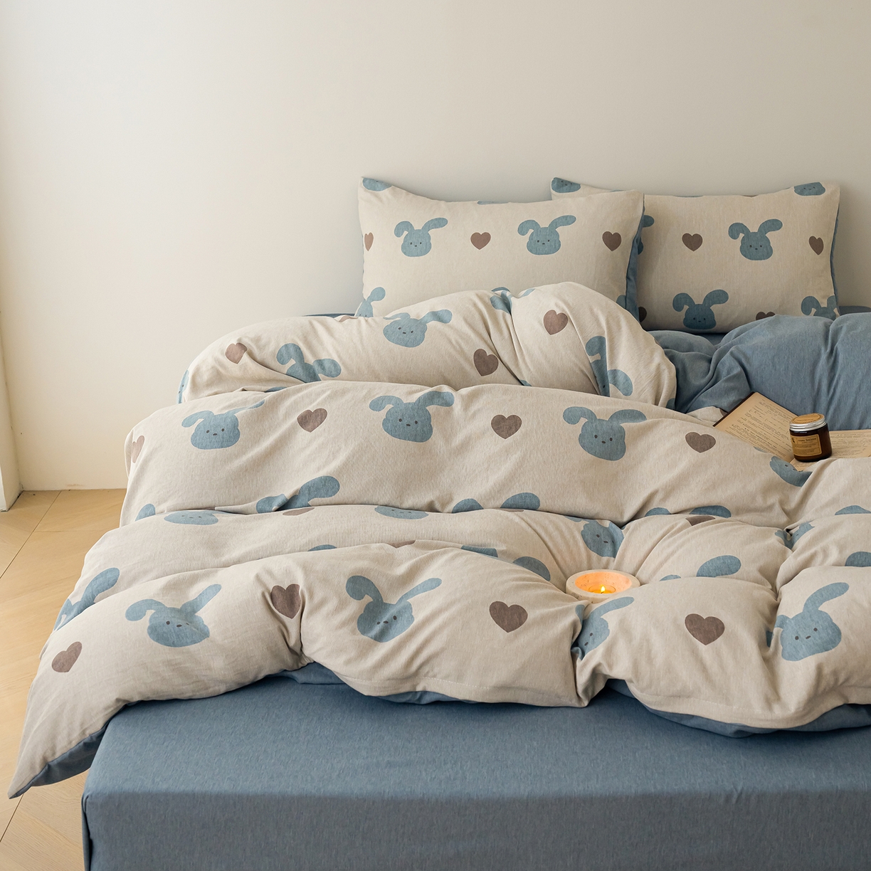 91家纺网 家纺一手货源 找家纺 竹合家纺 2025秋冬新款加厚磨毛色织暖绒系列针织四件套高克重 爱心蓝兔