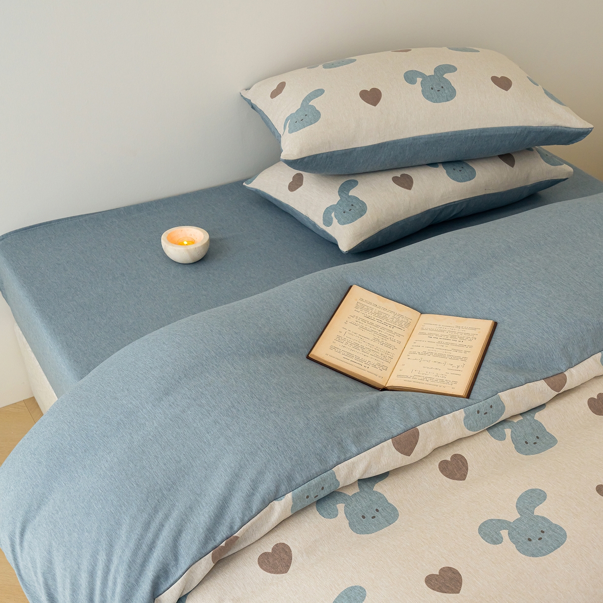 91家纺网 家纺一手货源 找家纺 竹合家纺 2025秋冬新款加厚磨毛色织暖绒系列针织四件套高克重 爱心蓝兔