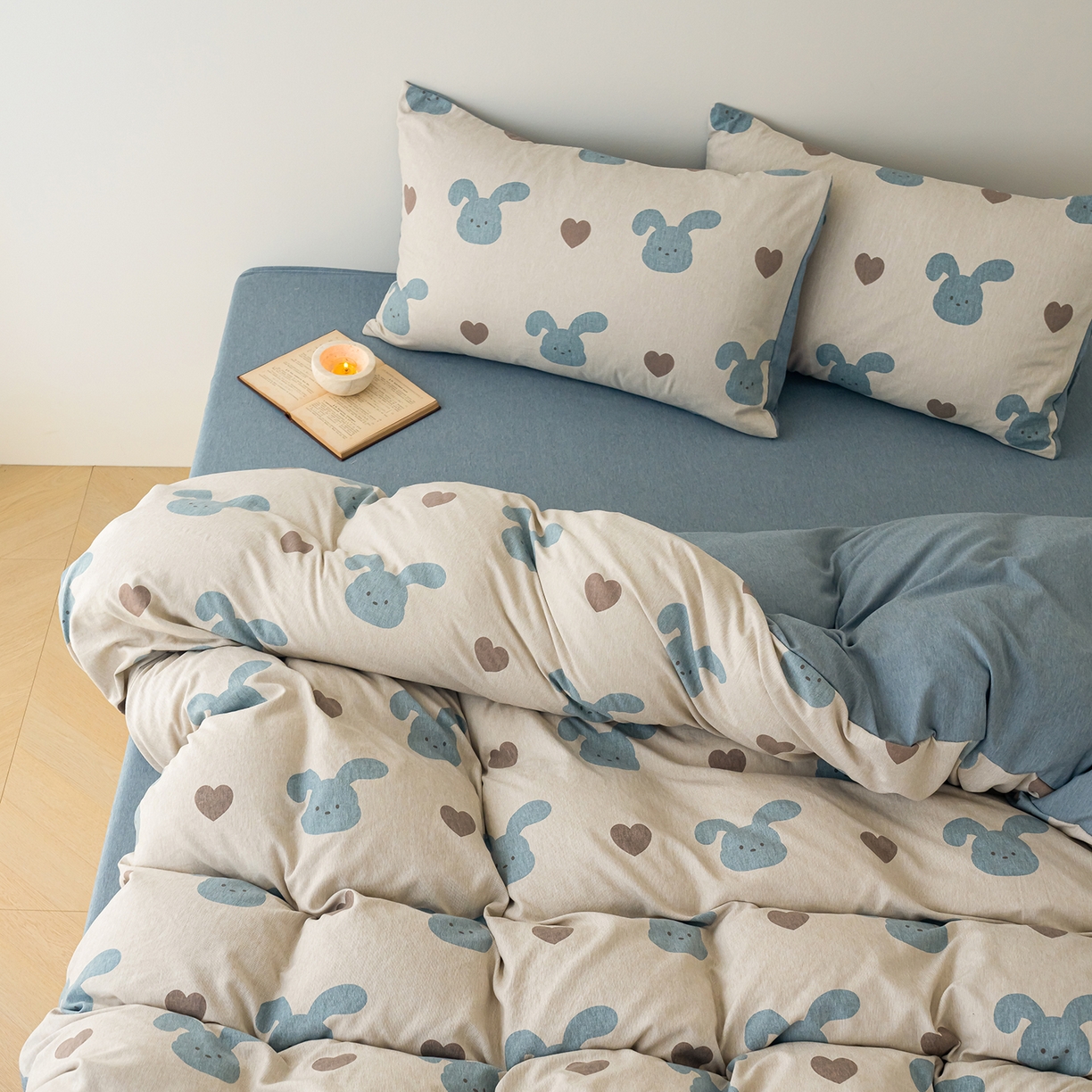 91家纺网 家纺一手货源 找家纺 竹合家纺 2025秋冬新款加厚磨毛色织暖绒系列针织四件套高克重 爱心蓝兔