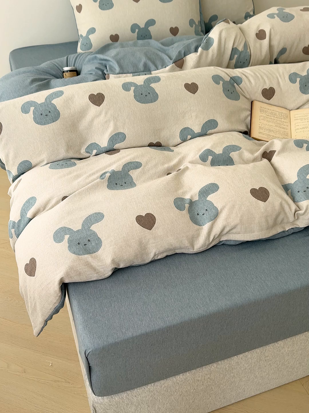 91家纺网 家纺一手货源 找家纺 竹合家纺 2025秋冬新款加厚磨毛色织暖绒系列针织四件套高克重 爱心蓝兔