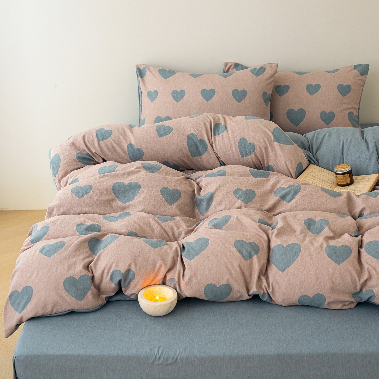 91家纺网 家纺一手货源 找家纺 竹合家纺 2025秋冬新款加厚磨毛色织暖绒系列针织四件套高克重 大爱心粉