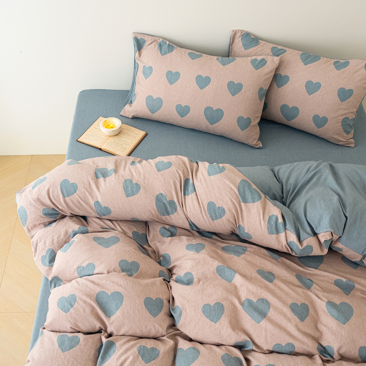 91家纺网 家纺一手货源 找家纺 竹合家纺 2025秋冬新款加厚磨毛色织暖绒系列针织四件套高克重 大爱心粉