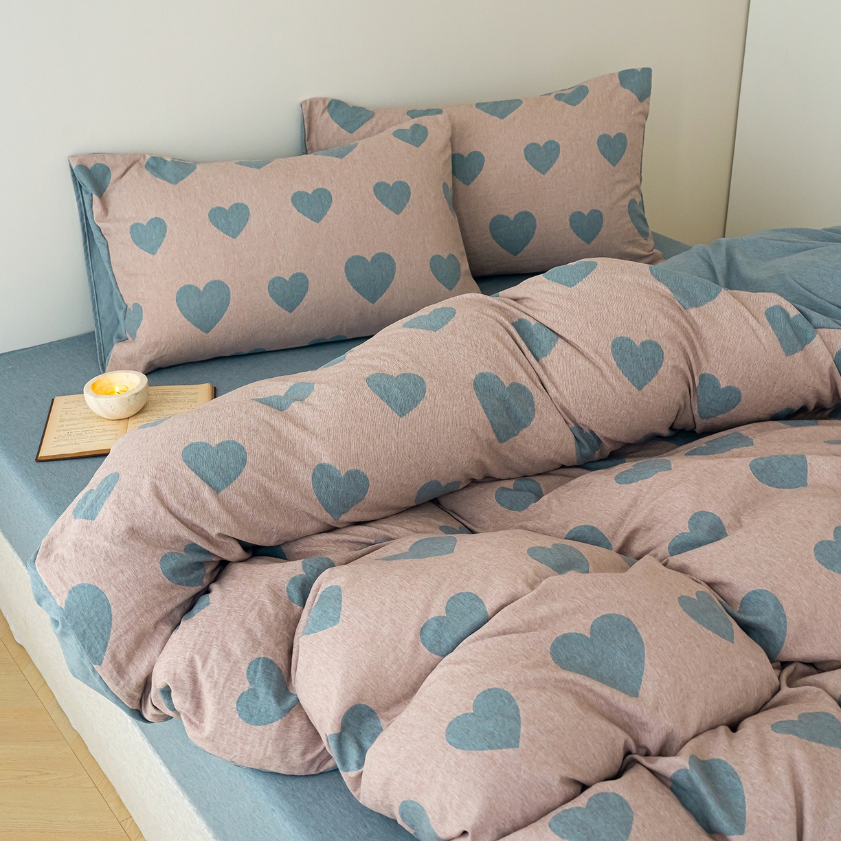 91家纺网 家纺一手货源 找家纺 竹合家纺 2025秋冬新款加厚磨毛色织暖绒系列针织四件套高克重 大爱心粉