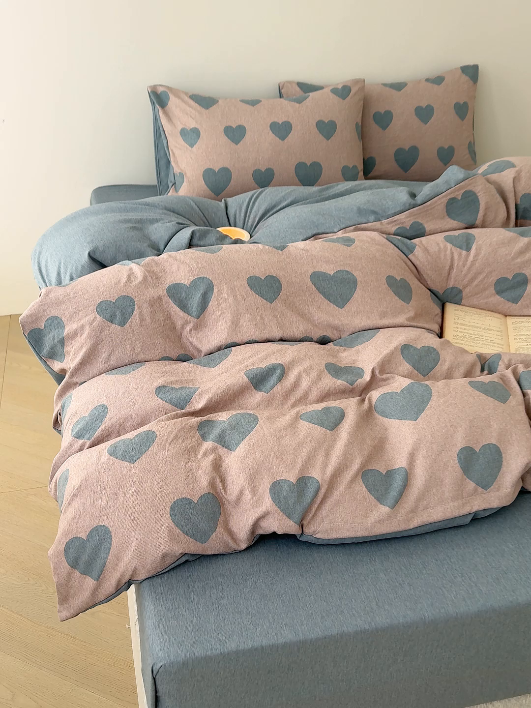 91家纺网 家纺一手货源 找家纺 竹合家纺 2025秋冬新款加厚磨毛色织暖绒系列针织四件套高克重 大爱心粉