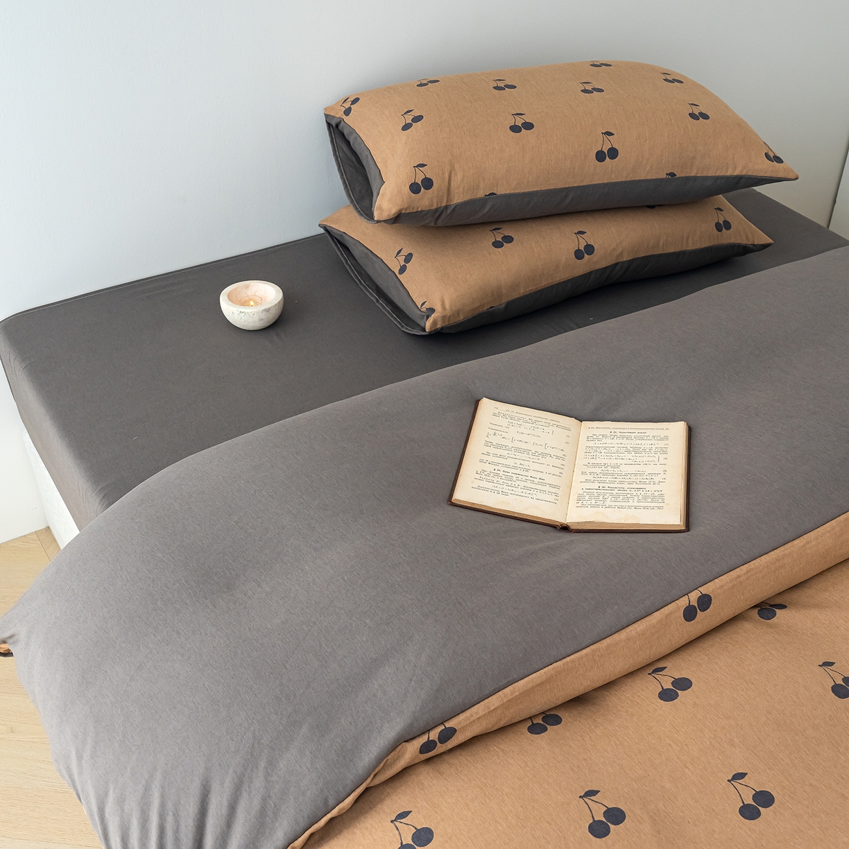 91家纺网 家纺一手货源 找家纺 竹合家纺 2025秋冬新款加厚磨毛色织暖绒系列针织四件套高克重 樱桃卡其