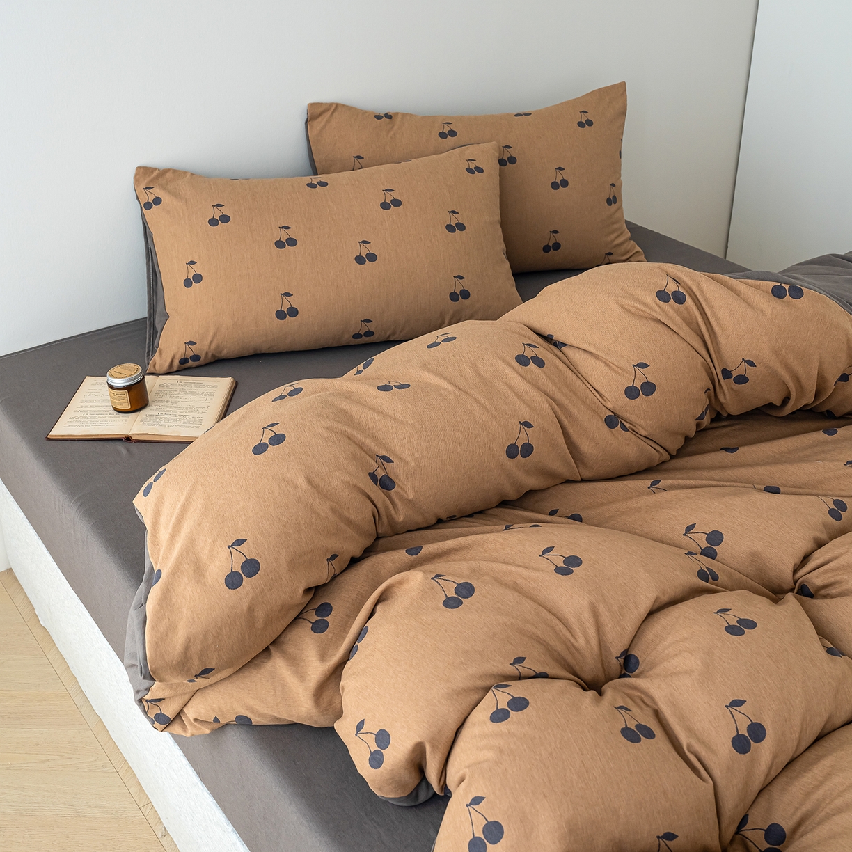 91家纺网 家纺一手货源 找家纺 竹合家纺 2025秋冬新款加厚磨毛色织暖绒系列针织四件套高克重 樱桃卡其