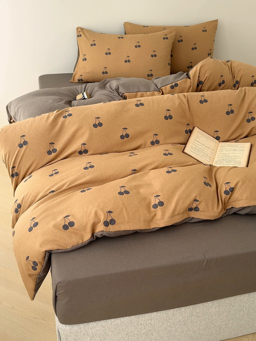 91家纺网 家纺一手货源 找家纺 竹合家纺 2025秋冬新款加厚磨毛色织暖绒系列针织四件套高克重 樱桃卡其