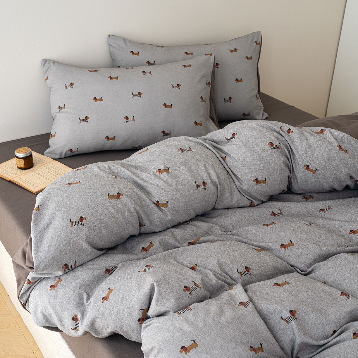 91家纺网 家纺一手货源 找家纺 竹合家纺 2025秋冬新款加厚磨毛色织暖绒系列针织四件套高克重 腊肠狗