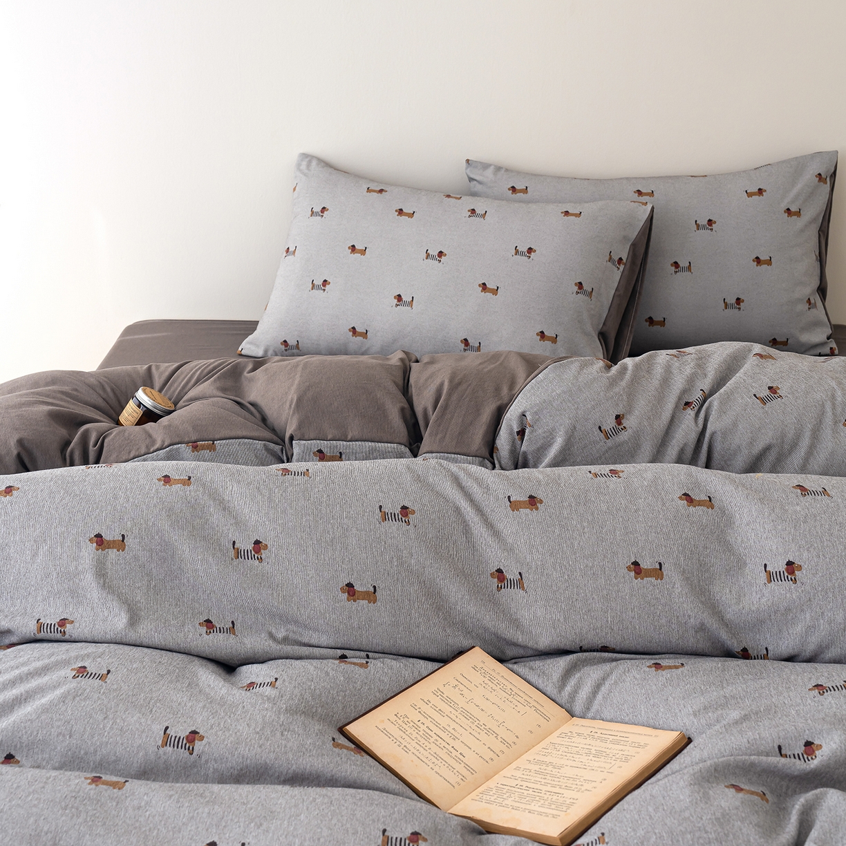 91家纺网 家纺一手货源 找家纺 竹合家纺 2025秋冬新款加厚磨毛色织暖绒系列针织四件套高克重 腊肠狗