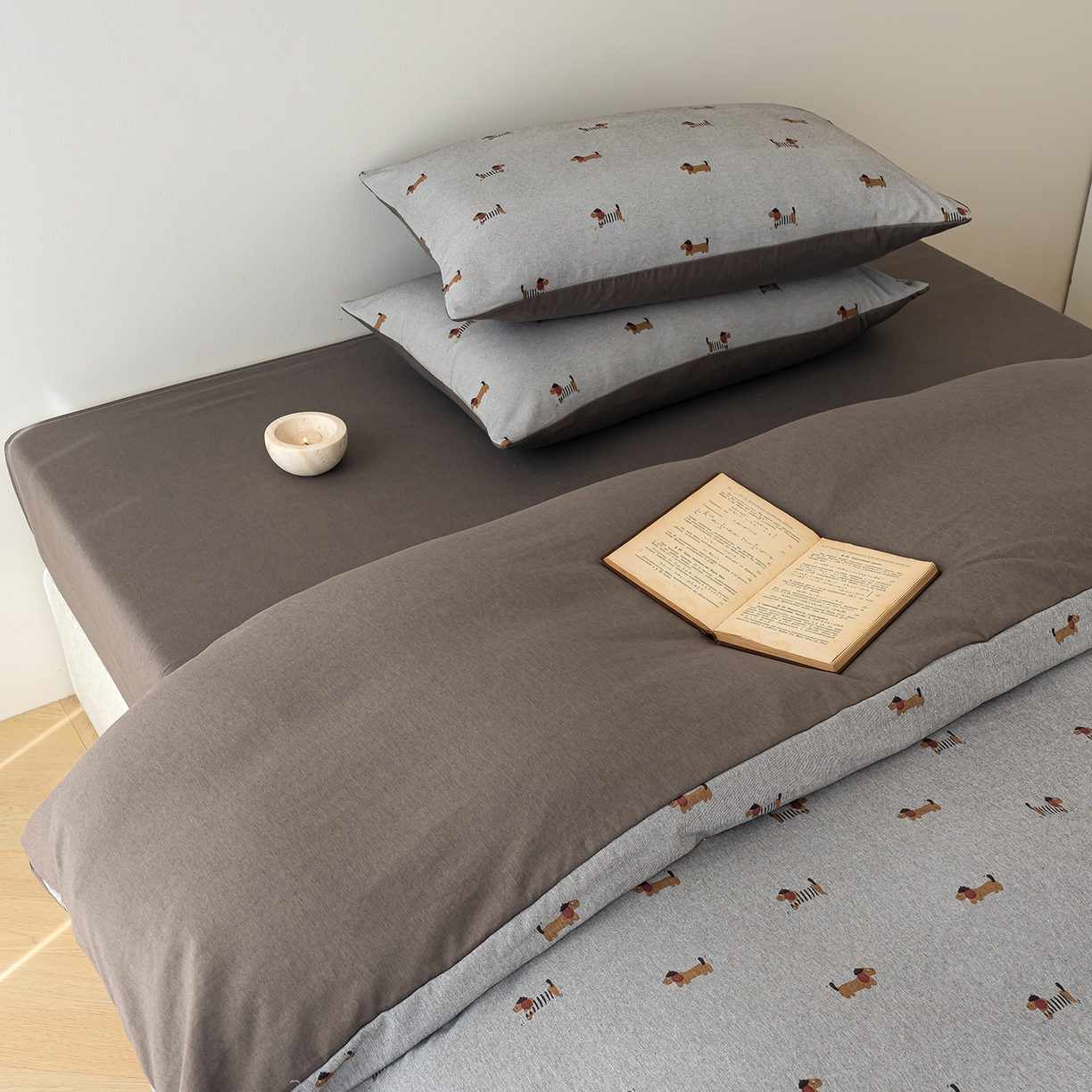 91家纺网 家纺一手货源 找家纺 竹合家纺 2025秋冬新款加厚磨毛色织暖绒系列针织四件套高克重 腊肠狗