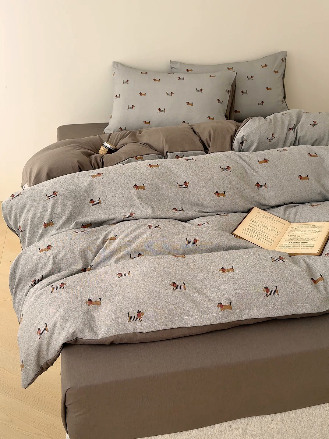 91家纺网 家纺一手货源 找家纺 竹合家纺 2025秋冬新款加厚磨毛色织暖绒系列针织四件套高克重 腊肠狗