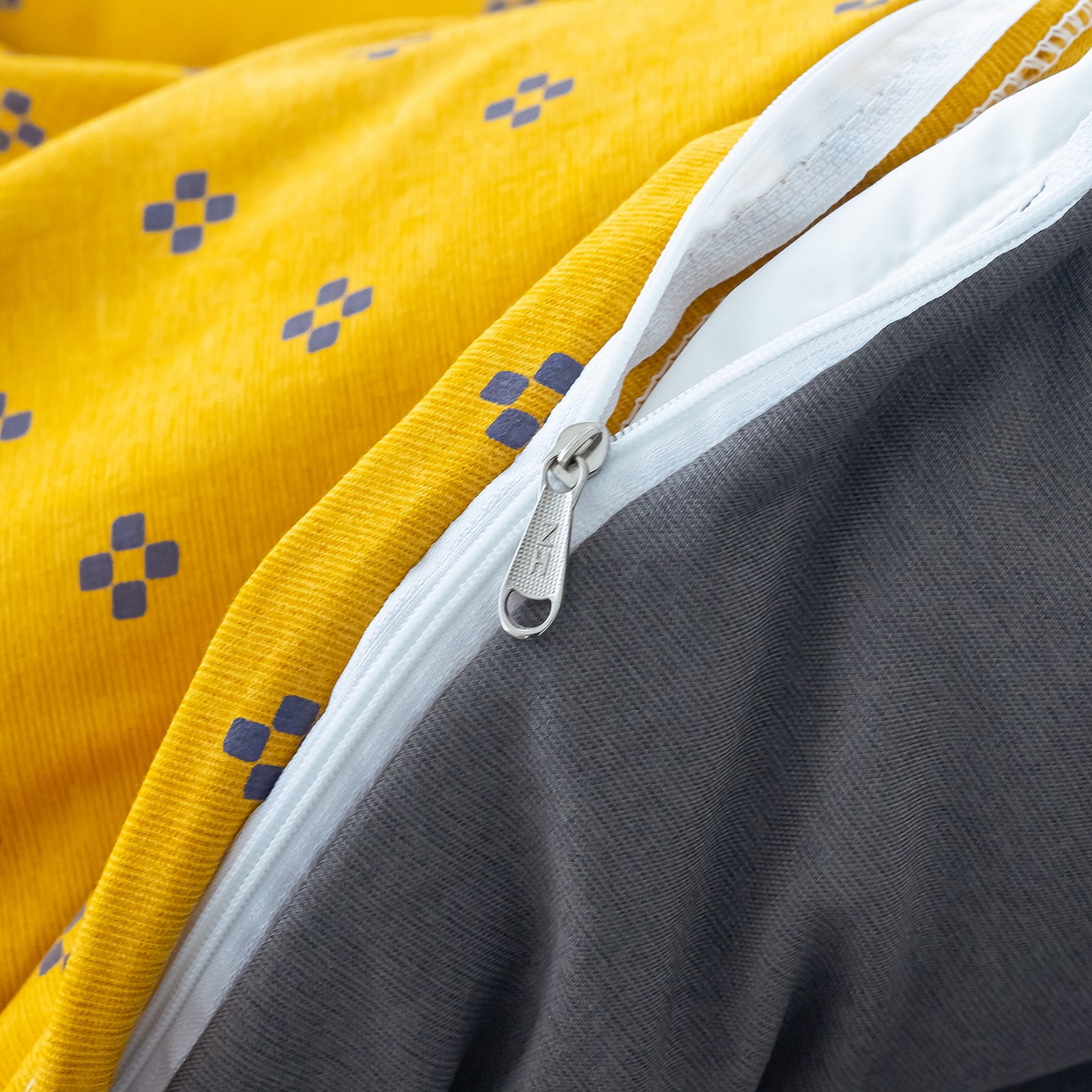 91家纺网 家纺一手货源 找家纺 竹合家纺 2025秋冬新款加厚磨毛色织暖绒系列针织四件套高克重 几何方块