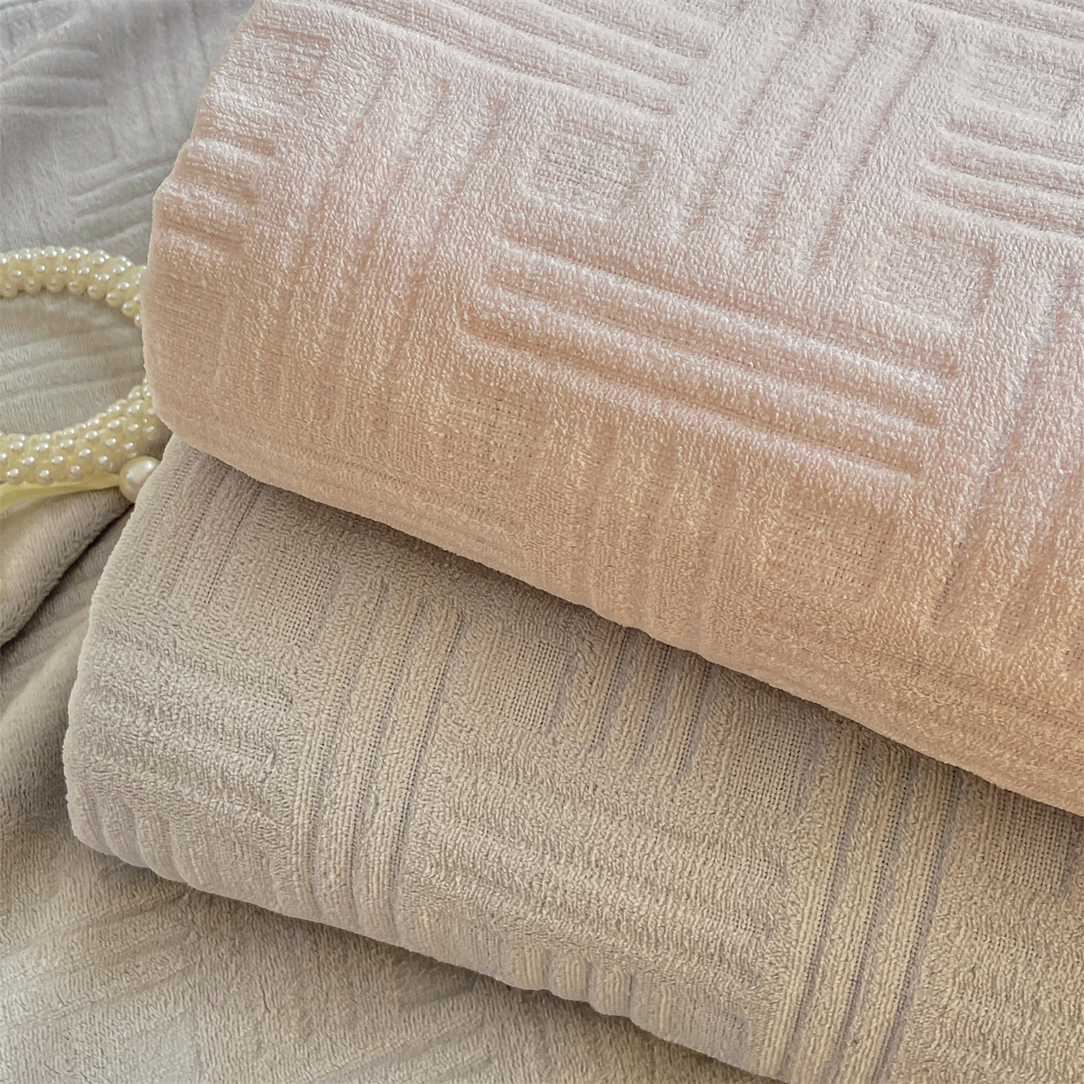 91家纺网 家纺一手货源 找家纺 灰鲸 2025新款纯色雕花牛奶绒床单单品床单床单单件 糖果格-奶茶