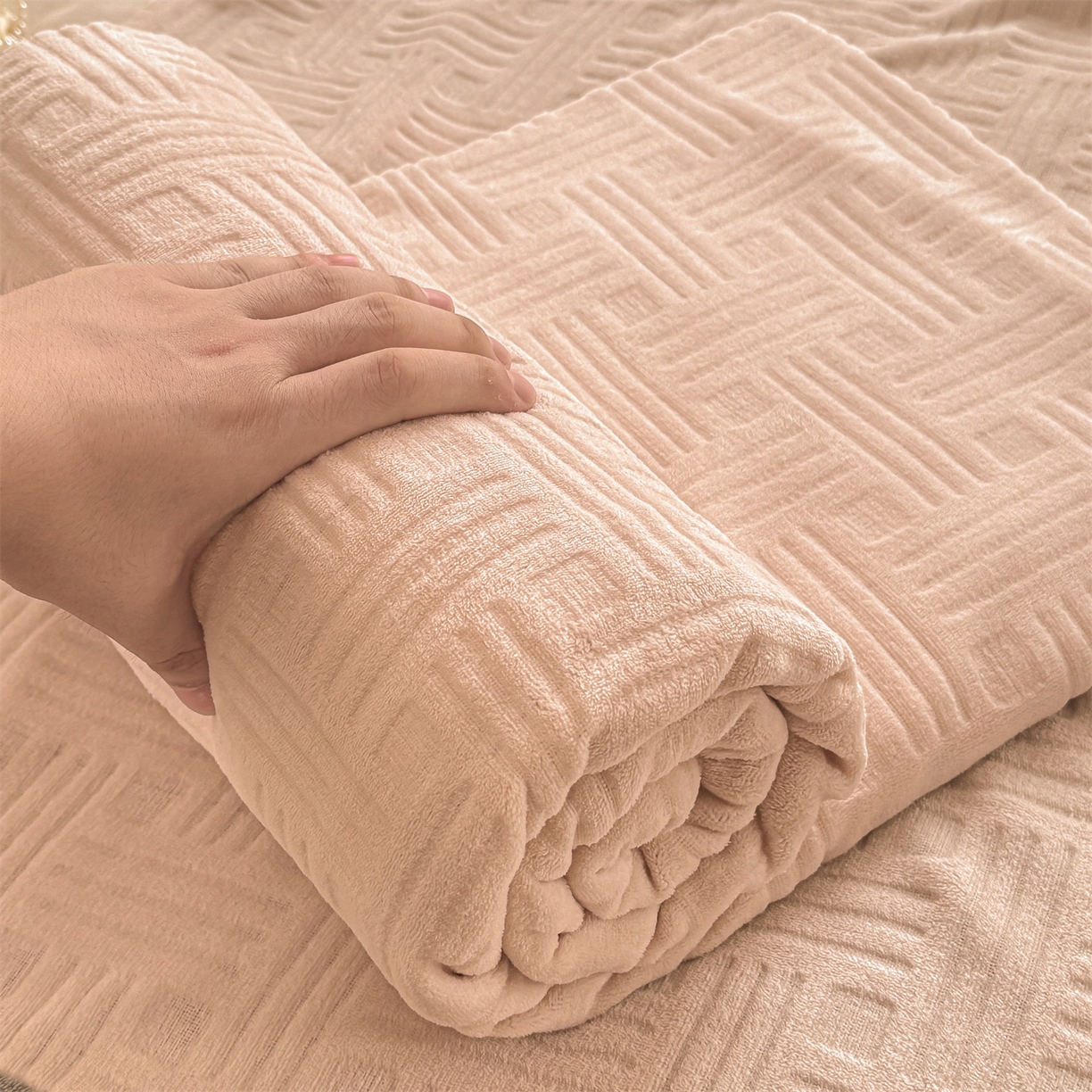 91家纺网 家纺一手货源 找家纺 灰鲸 2025新款纯色雕花牛奶绒床单单品床单床单单件 糖果格-奶茶