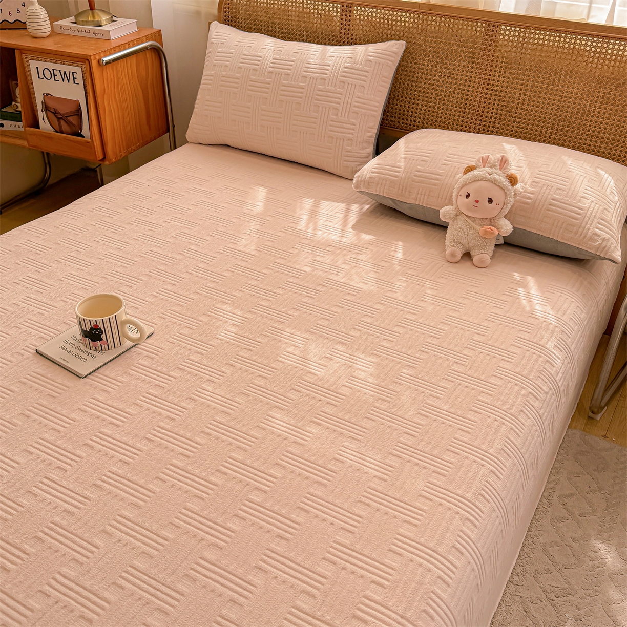 91家纺网 家纺一手货源 找家纺 灰鲸 2025新款纯色雕花牛奶绒床单单品床单床单单件 糖果格-奶茶