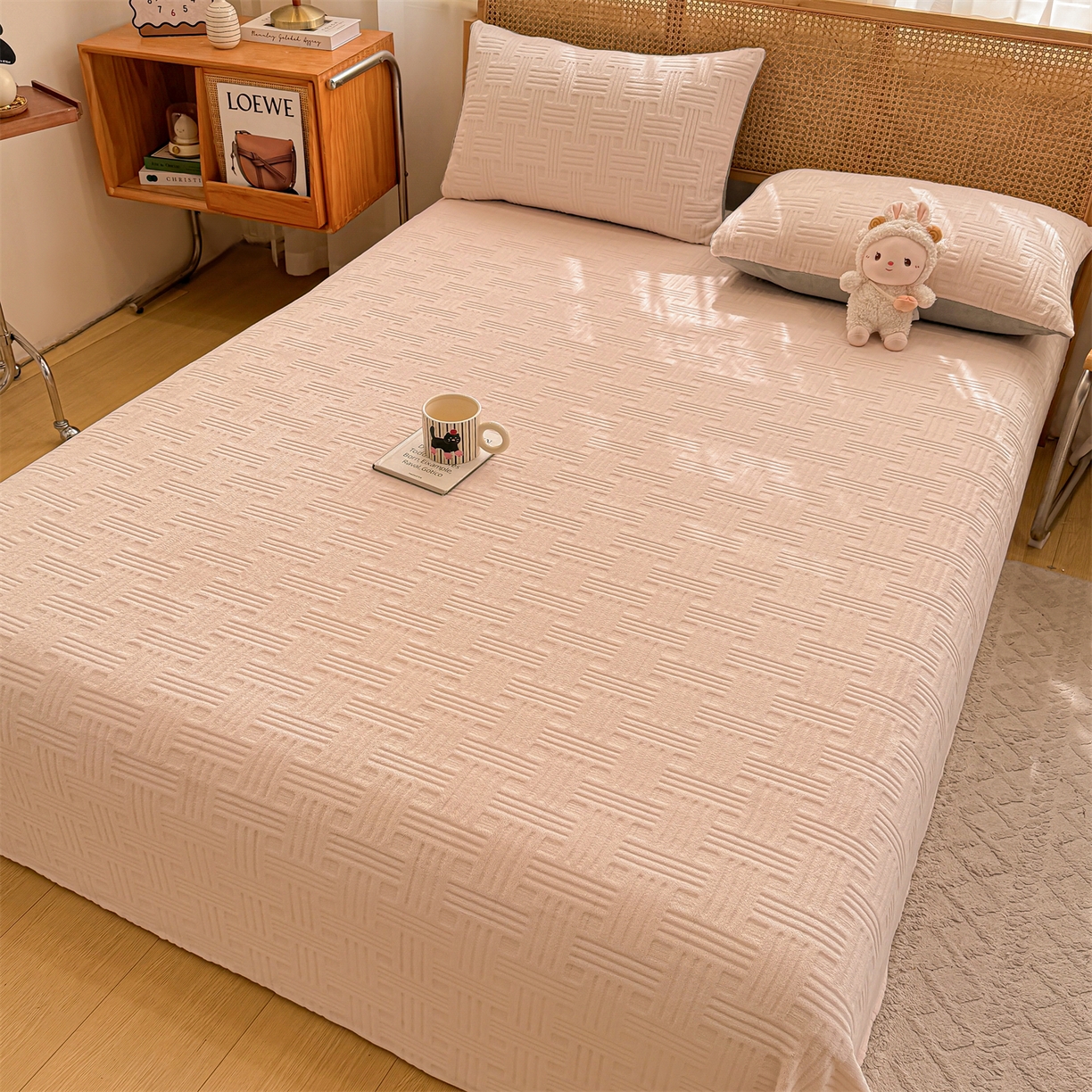 91家纺网 家纺一手货源 找家纺 灰鲸 2025新款纯色雕花牛奶绒床单单品床单床单单件 糖果格-奶茶