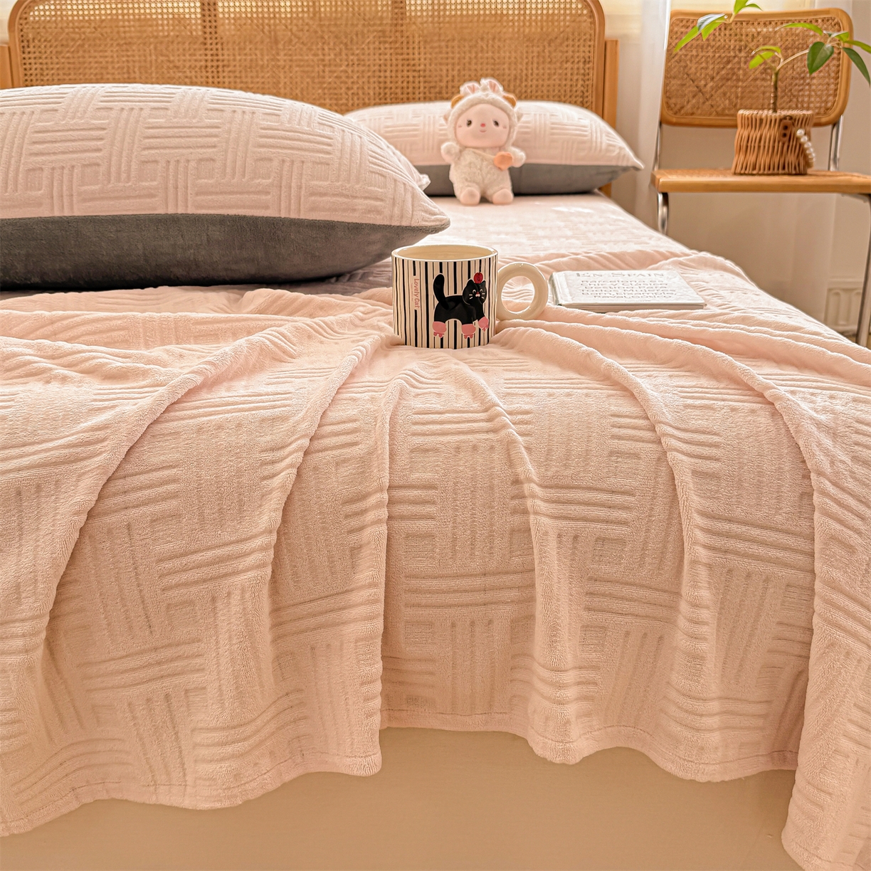 91家纺网 家纺一手货源 找家纺 灰鲸 2025新款纯色雕花牛奶绒床单单品床单床单单件 糖果格-奶茶