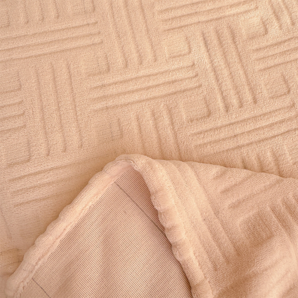 91家纺网 家纺一手货源 找家纺 灰鲸 2025新款纯色雕花牛奶绒床单单品床单床单单件 糖果格-奶茶