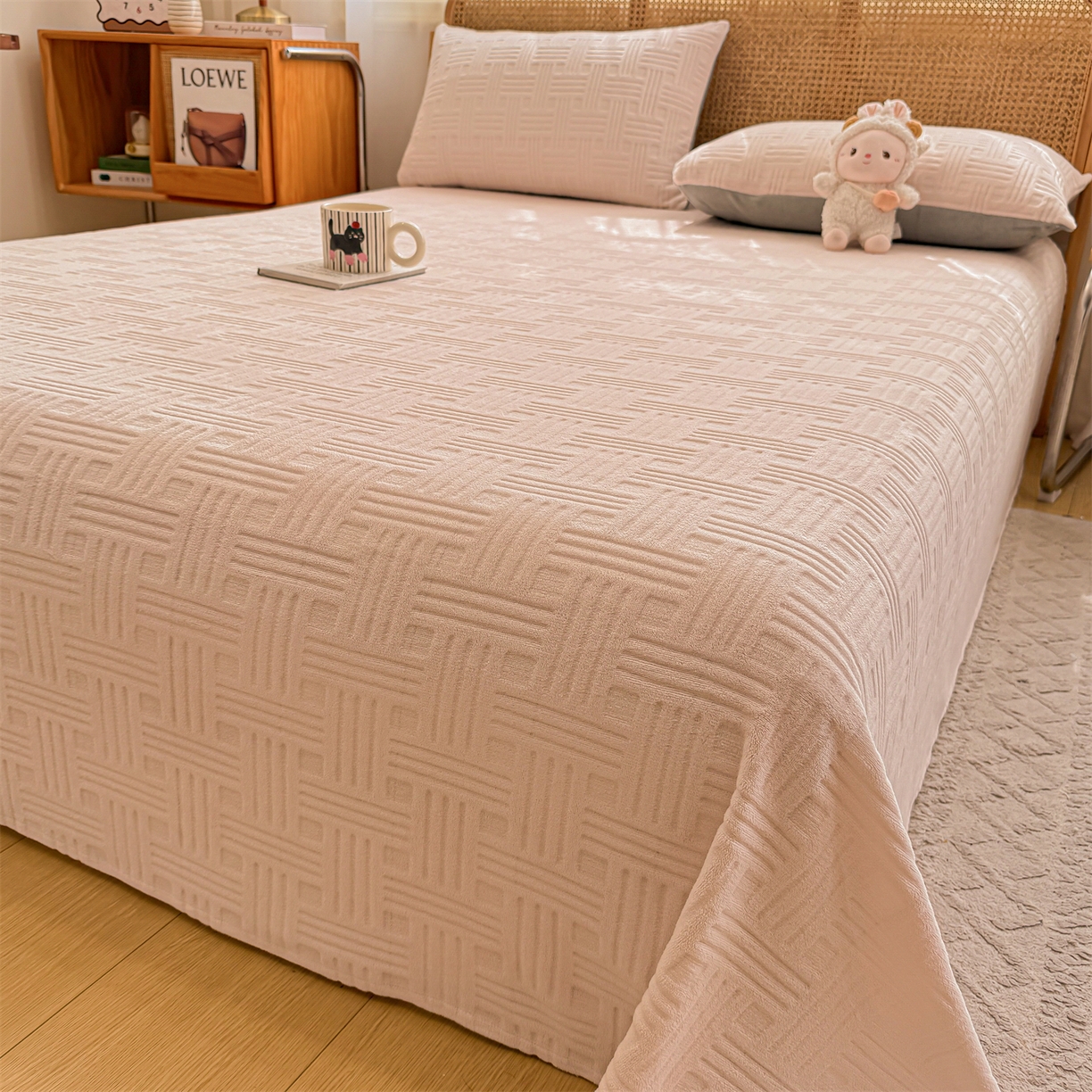 91家纺网 家纺一手货源 找家纺 灰鲸 2025新款纯色雕花牛奶绒床单单品床单床单单件 糖果格-奶茶