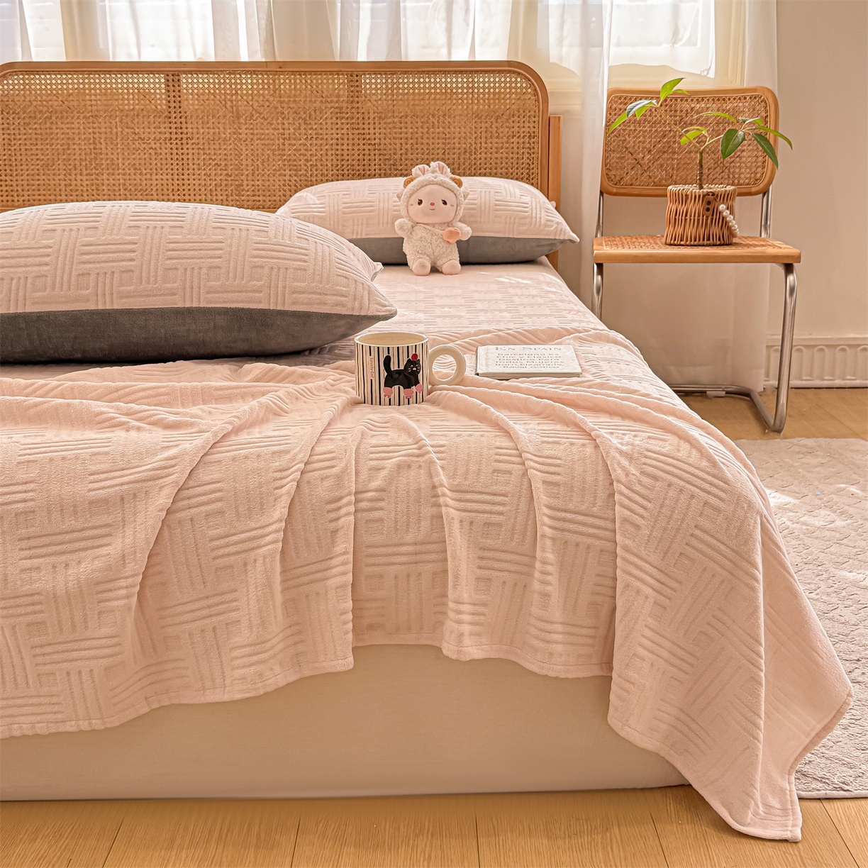 91家纺网 家纺一手货源 找家纺 灰鲸 2025新款纯色雕花牛奶绒床单单品床单床单单件 糖果格-奶茶