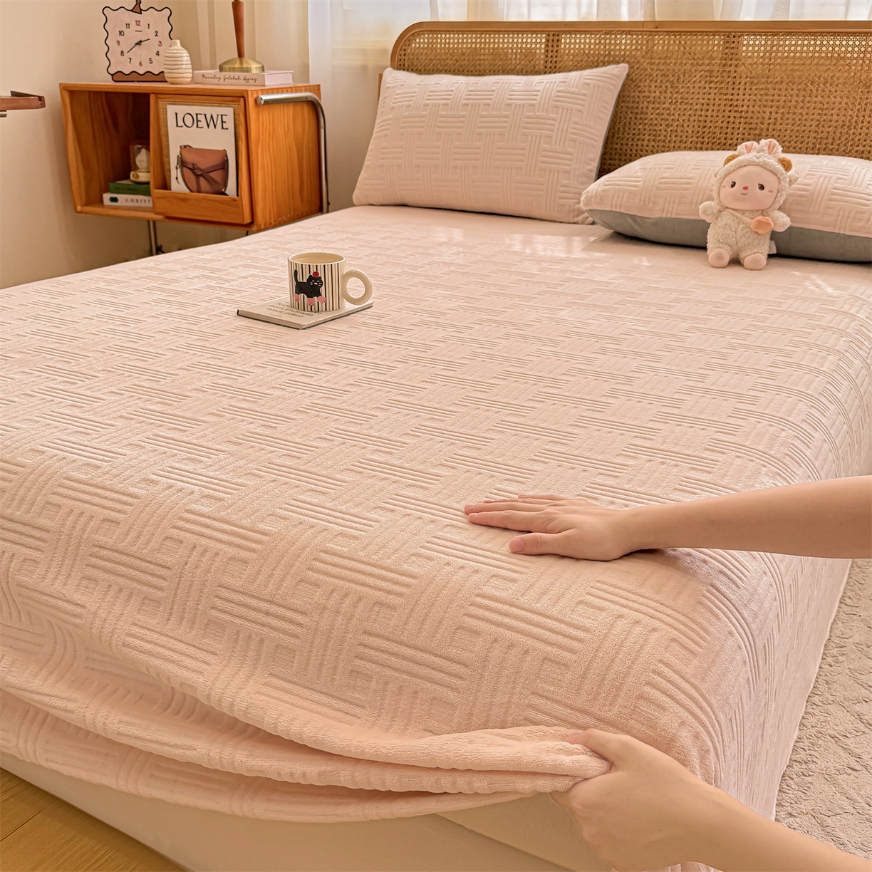 91家纺网 家纺一手货源 找家纺 灰鲸 2025新款纯色雕花牛奶绒床单单品床单床单单件 糖果格-奶茶