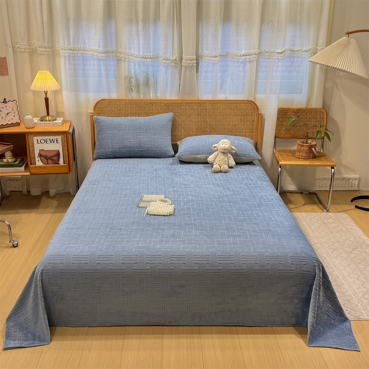 91家纺网 家纺一手货源 找家纺 灰鲸 2025新款纯色雕花牛奶绒床单单品床单床单单件 糖果格-宾利蓝