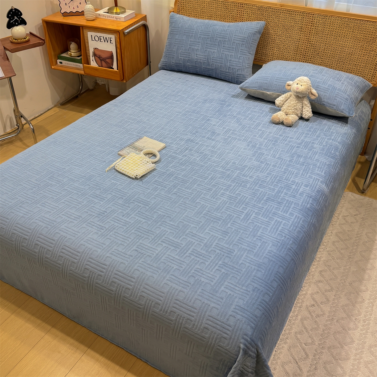 91家纺网 家纺一手货源 找家纺 灰鲸 2025新款纯色雕花牛奶绒床单单品床单床单单件 糖果格-宾利蓝