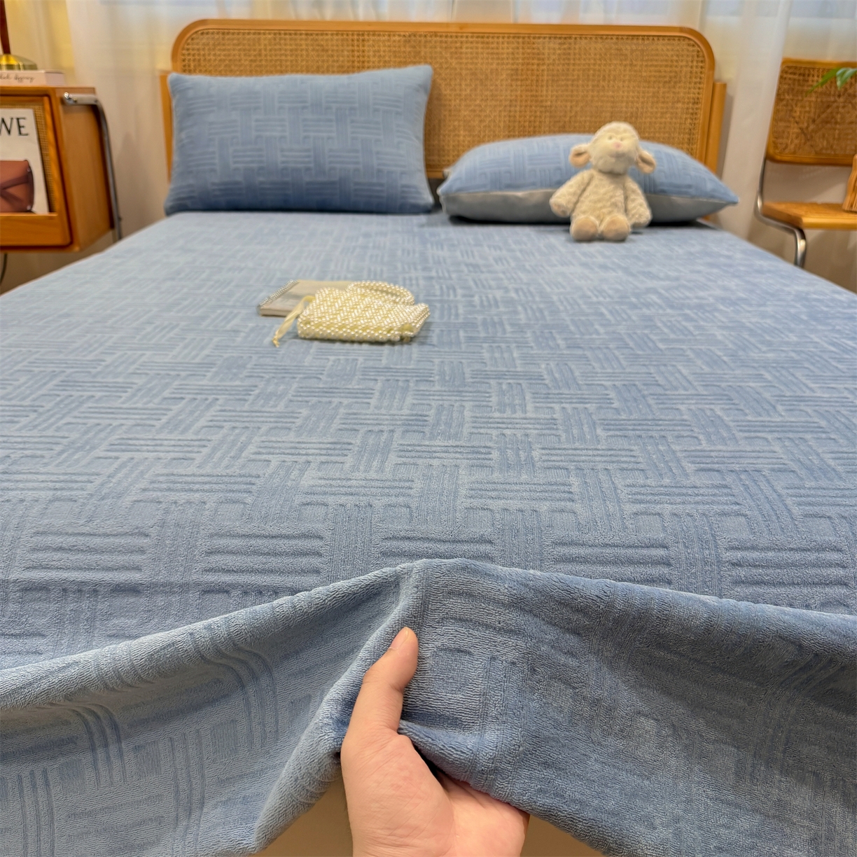 91家纺网 家纺一手货源 找家纺 灰鲸 2025新款纯色雕花牛奶绒床单单品床单床单单件 糖果格-宾利蓝