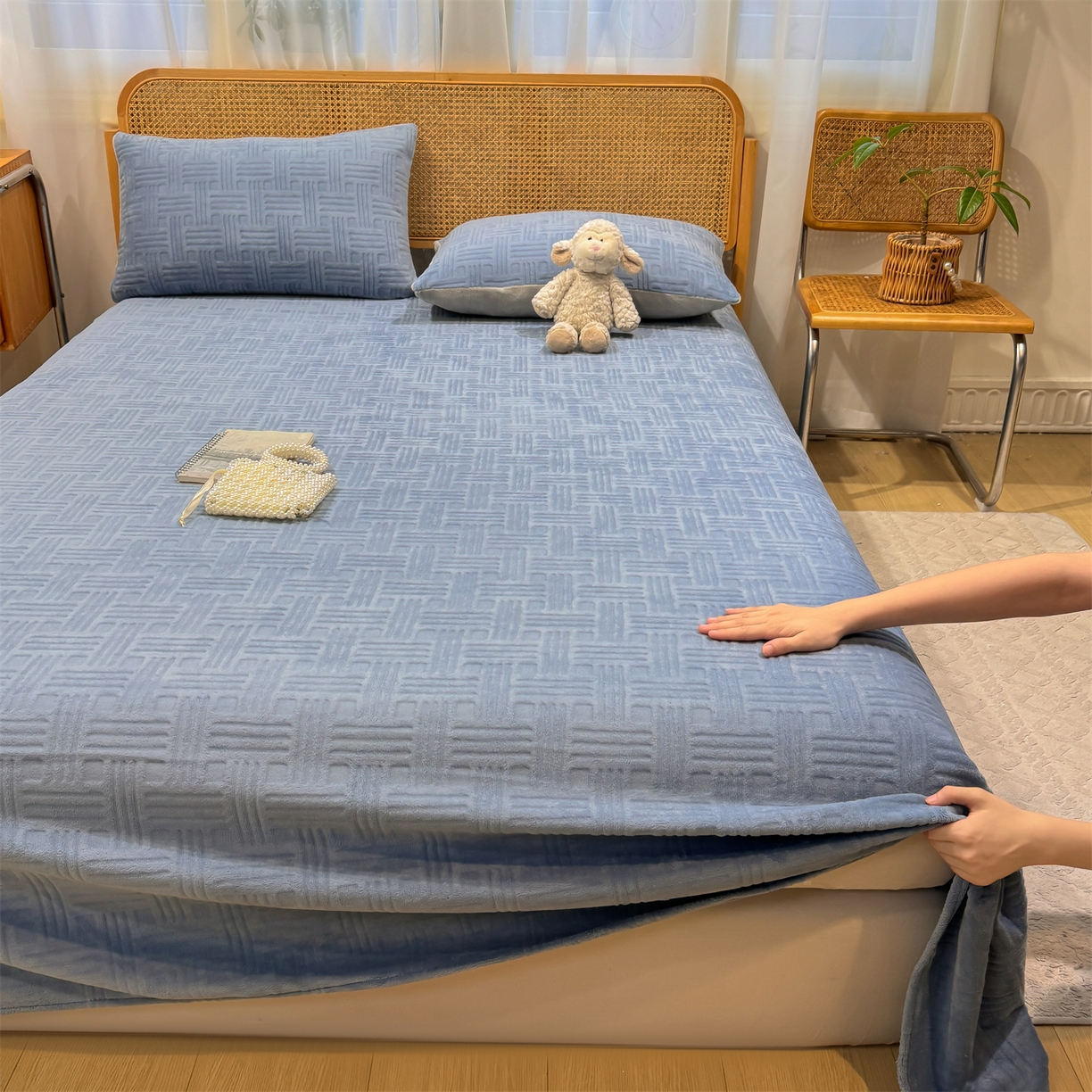 91家纺网 家纺一手货源 找家纺 灰鲸 2025新款纯色雕花牛奶绒床单单品床单床单单件 糖果格-宾利蓝