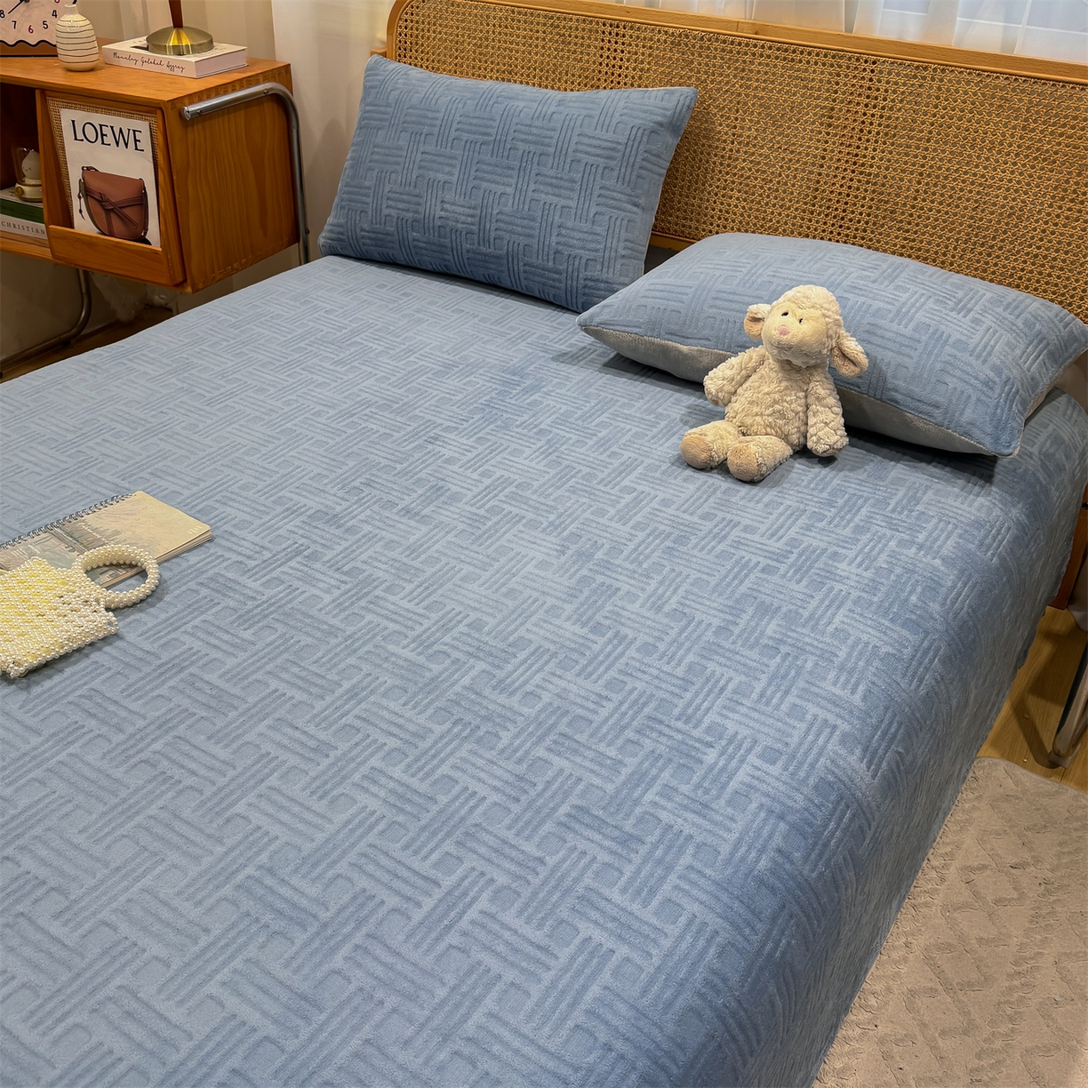 91家纺网 家纺一手货源 找家纺 灰鲸 2025新款纯色雕花牛奶绒床单单品床单床单单件 糖果格-宾利蓝