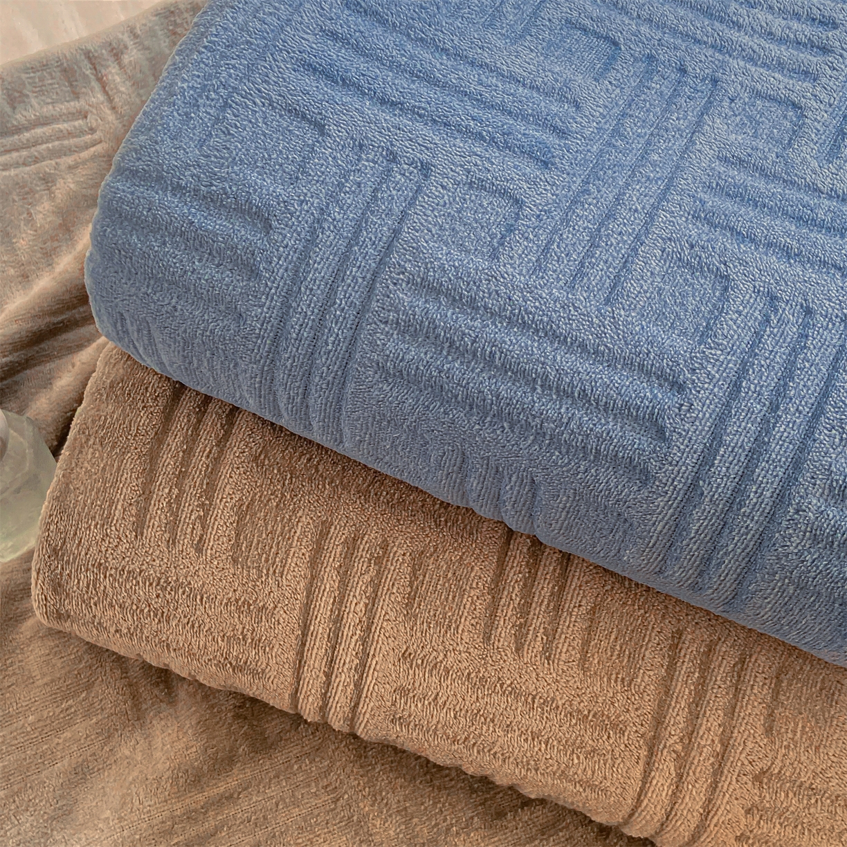 91家纺网 家纺一手货源 找家纺 灰鲸 2025新款纯色雕花牛奶绒床单单品床单床单单件 糖果格-宾利蓝