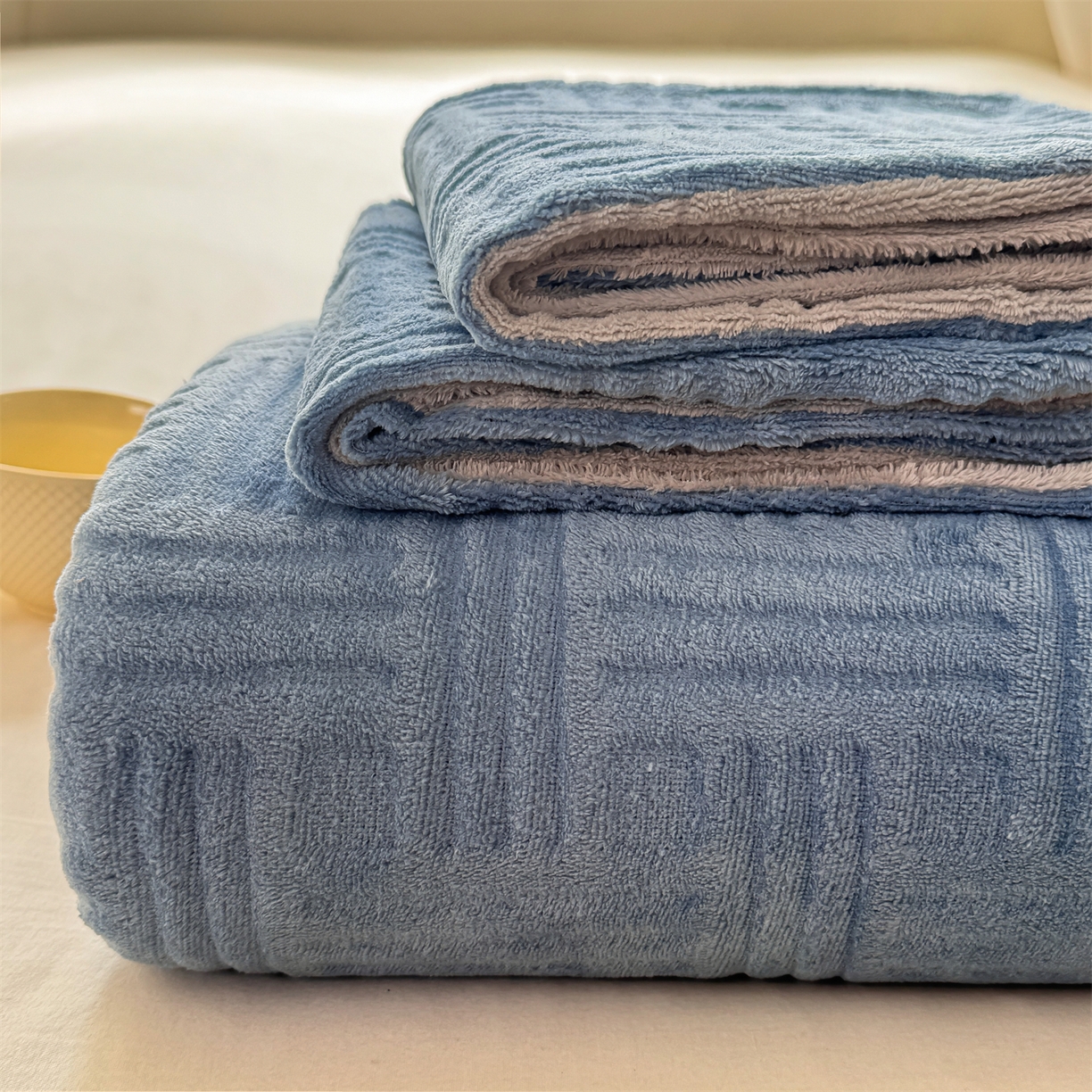 91家纺网 家纺一手货源 找家纺 灰鲸 2025新款纯色雕花牛奶绒床单单品床单床单单件 糖果格-宾利蓝