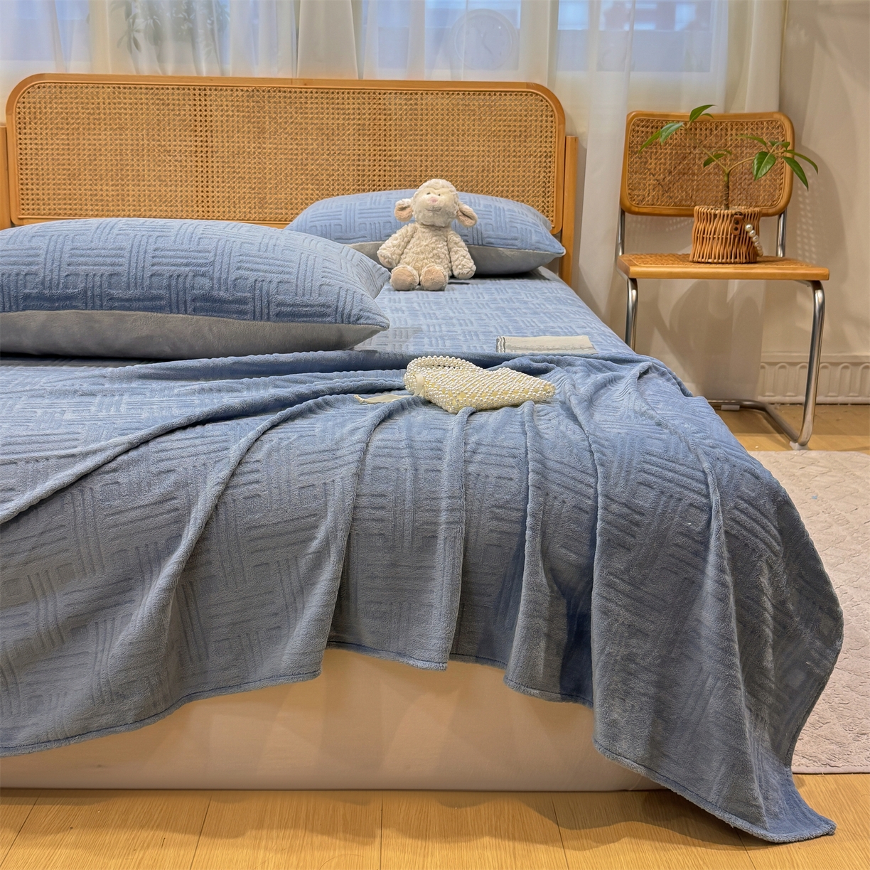 91家纺网 家纺一手货源 找家纺 灰鲸 2025新款纯色雕花牛奶绒床单单品床单床单单件 糖果格-宾利蓝