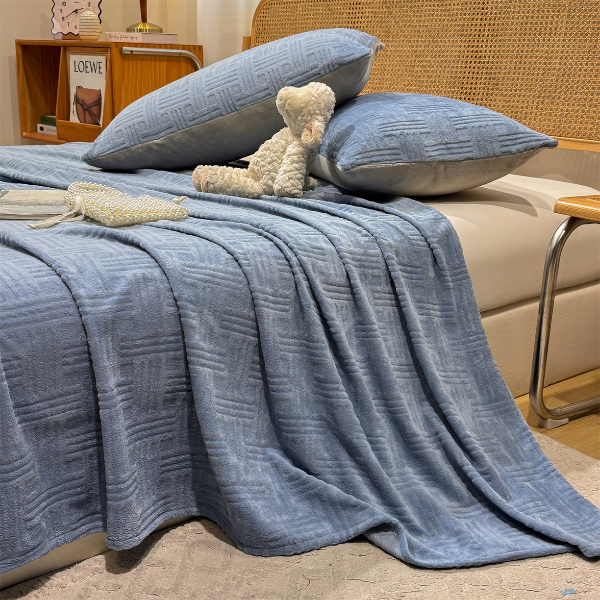 91家纺网 家纺一手货源 找家纺 灰鲸 2025新款纯色雕花牛奶绒床单单品床单床单单件 糖果格-宾利蓝