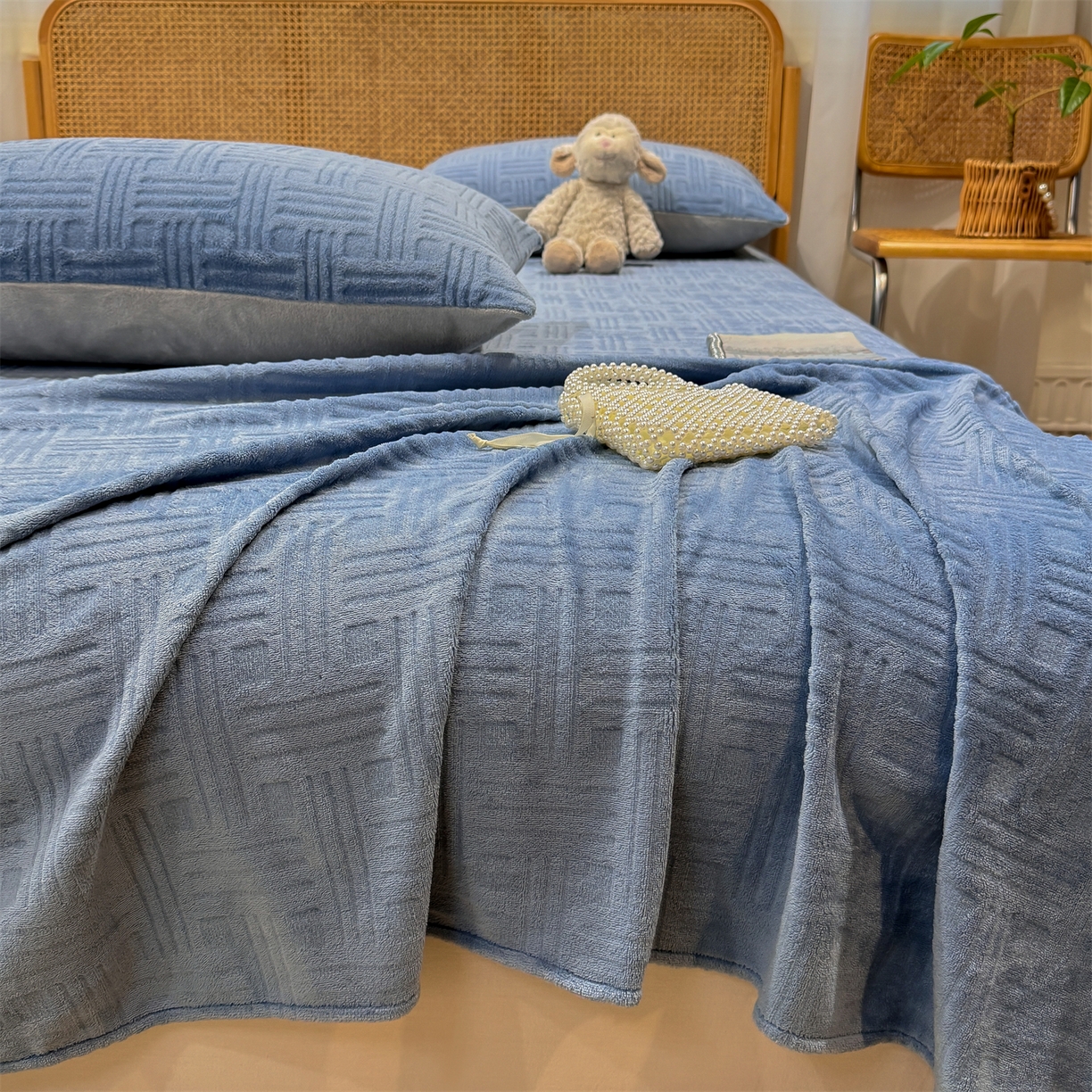 91家纺网 家纺一手货源 找家纺 灰鲸 2025新款纯色雕花牛奶绒床单单品床单床单单件 糖果格-宾利蓝