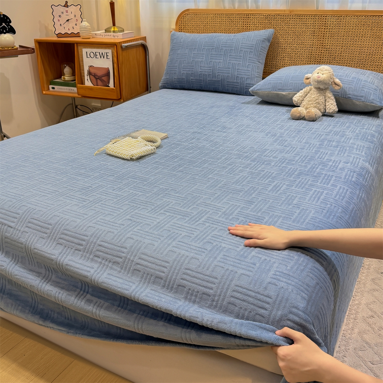 91家纺网 家纺一手货源 找家纺 灰鲸 2025新款纯色雕花牛奶绒床单单品床单床单单件 糖果格-宾利蓝