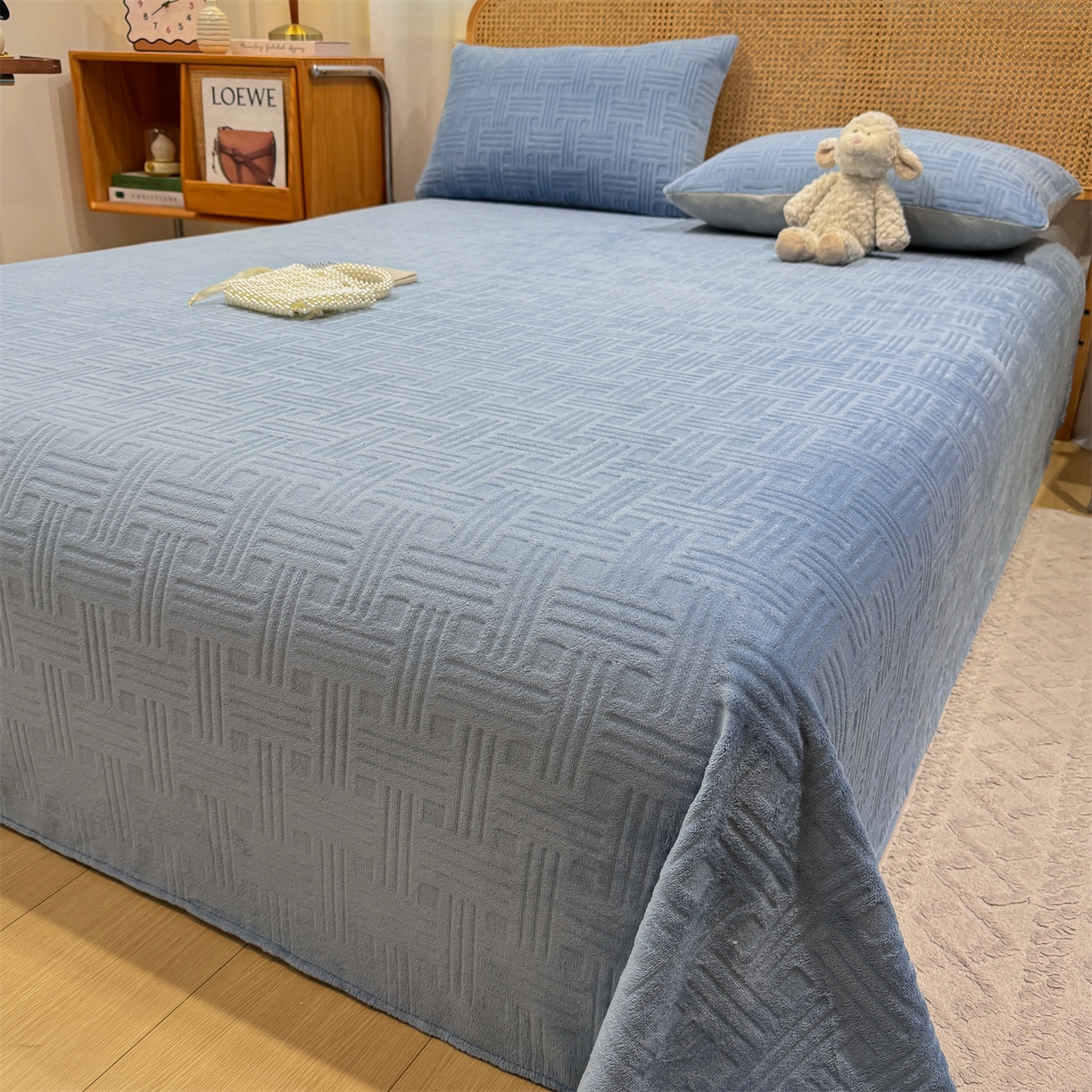 91家纺网 家纺一手货源 找家纺 灰鲸 2025新款纯色雕花牛奶绒床单单品床单床单单件 糖果格-宾利蓝