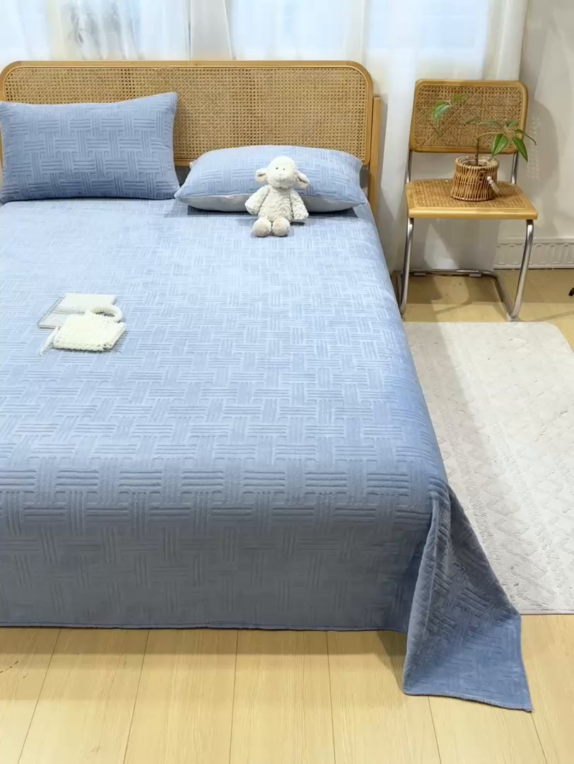 91家纺网 家纺一手货源 找家纺 灰鲸 2025新款纯色雕花牛奶绒床单单品床单床单单件 糖果格-宾利蓝