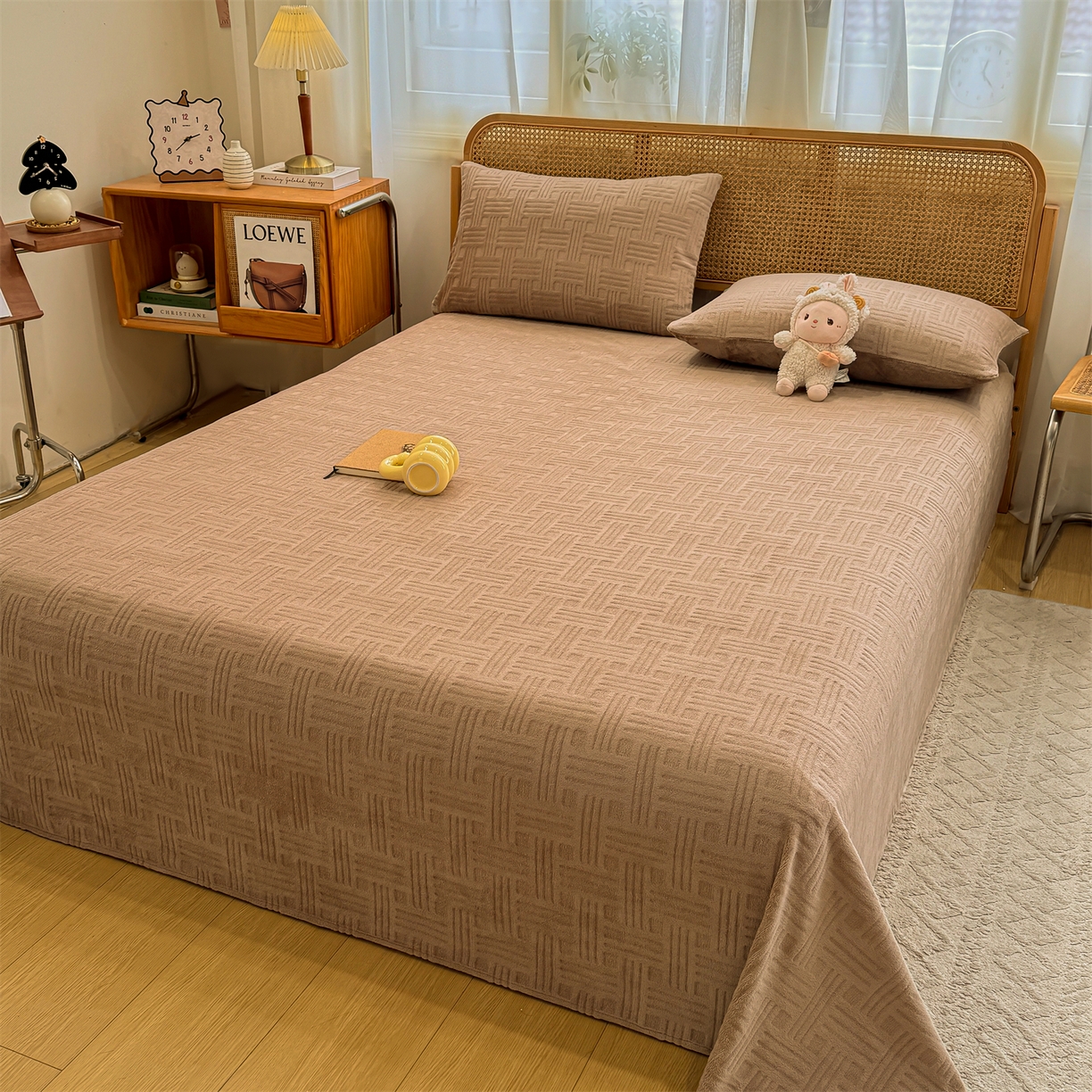 91家纺网 家纺一手货源 找家纺 灰鲸 2025新款纯色雕花牛奶绒床单单品床单床单单件 糖果格-摩卡