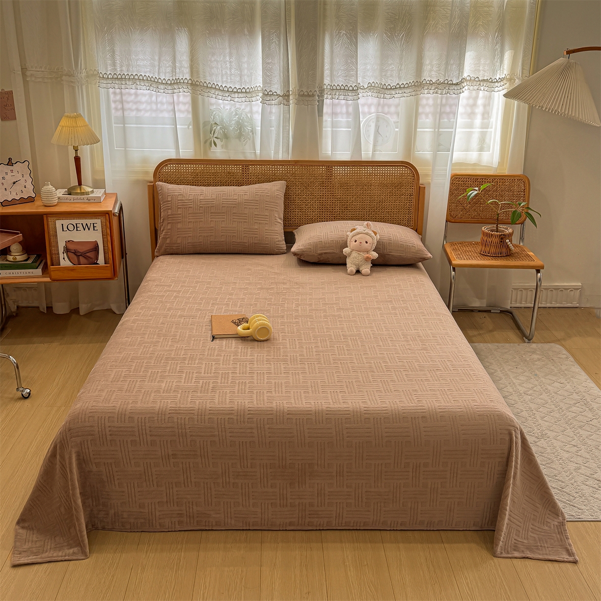 91家纺网 家纺一手货源 找家纺 灰鲸 2025新款纯色雕花牛奶绒床单单品床单床单单件 糖果格-摩卡