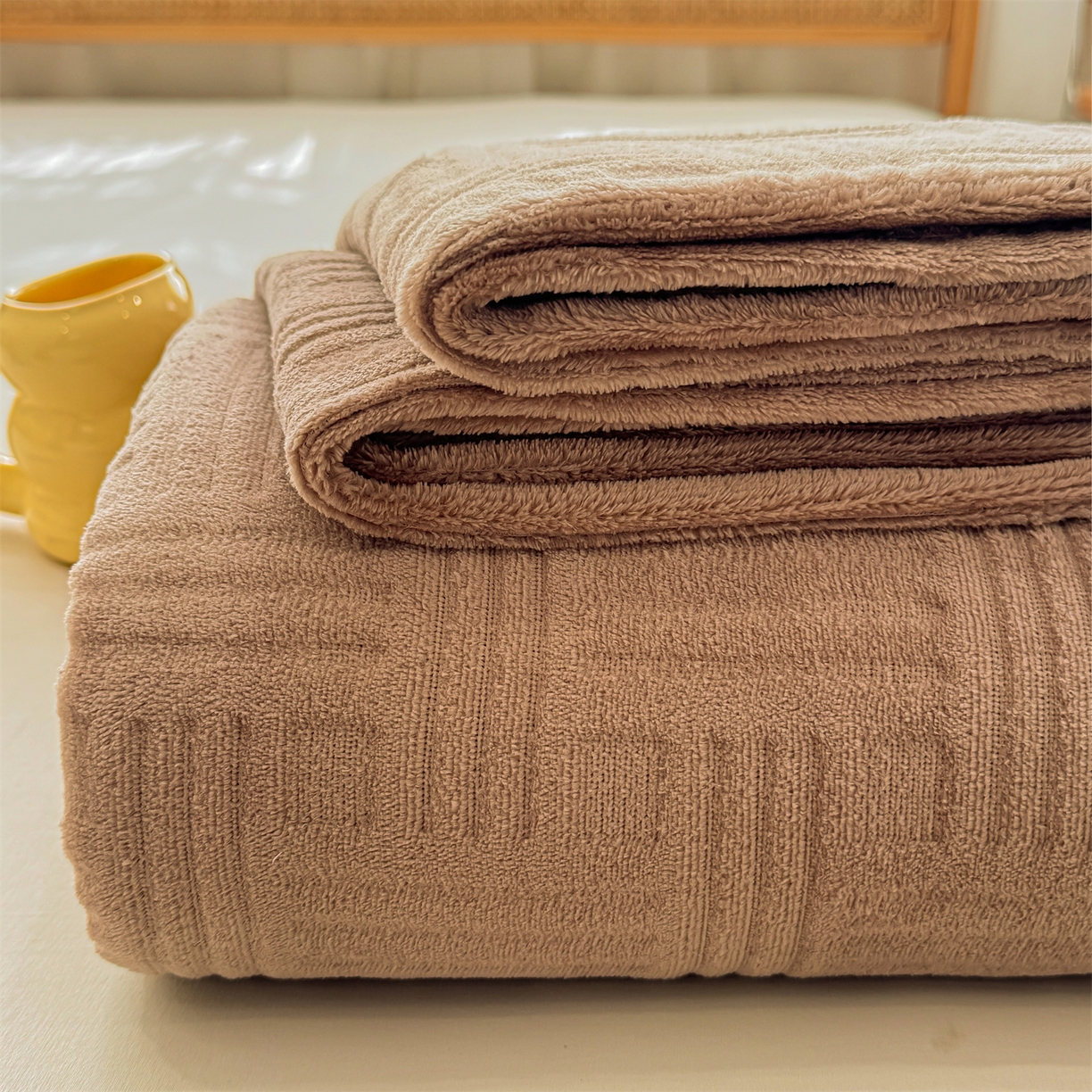 91家纺网 家纺一手货源 找家纺 灰鲸 2025新款纯色雕花牛奶绒床单单品床单床单单件 糖果格-摩卡