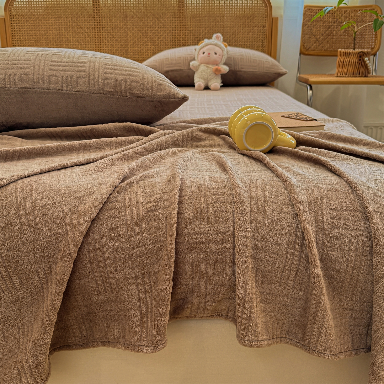 91家纺网 家纺一手货源 找家纺 灰鲸 2025新款纯色雕花牛奶绒床单单品床单床单单件 糖果格-摩卡